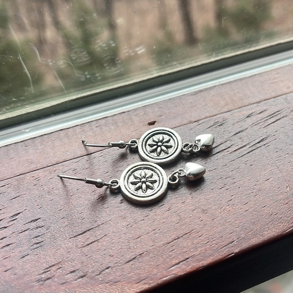 Ornate silver earrings - Picture 2 of 4